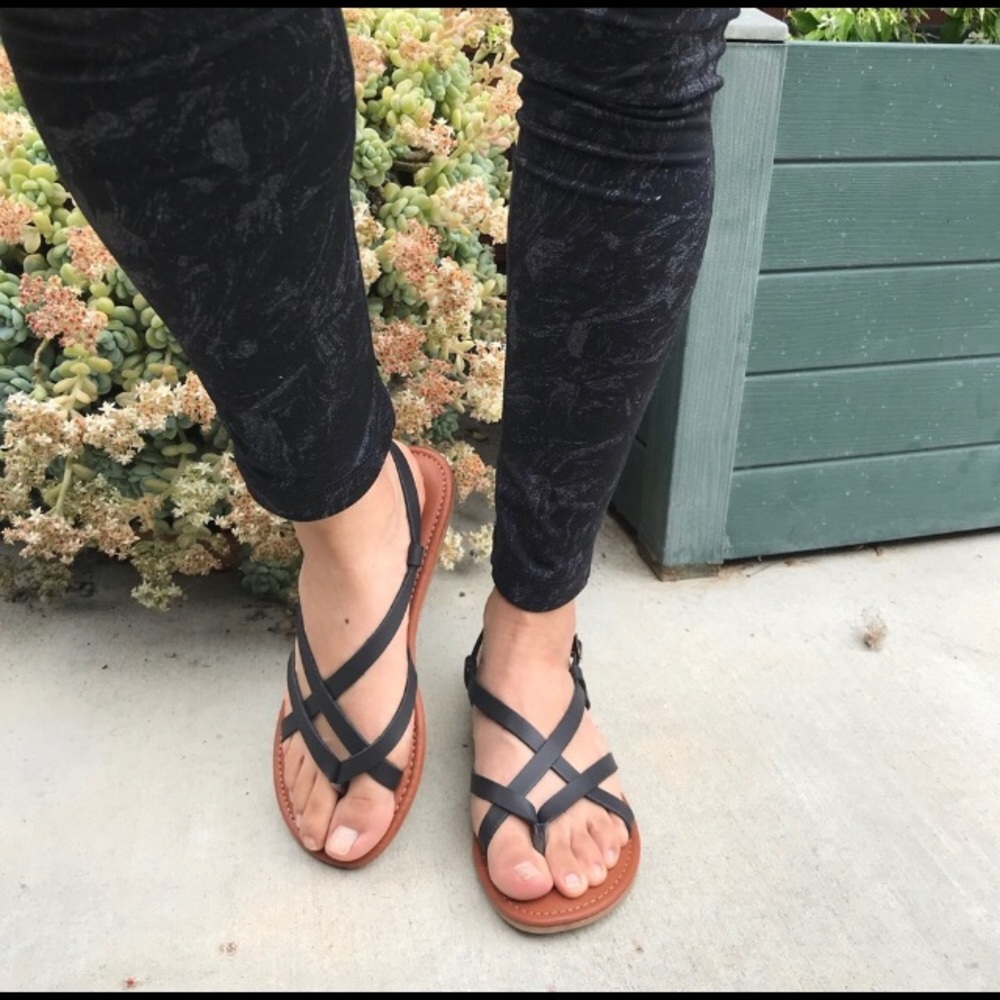 New cris cross black sandals